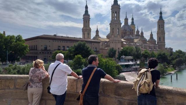 Un grupo de turistas en Zaragoza.