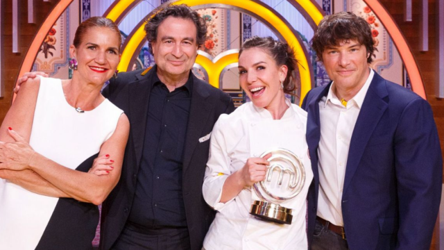 Inés Hernánd junto a los jueces de Másterchef Celebrity 9