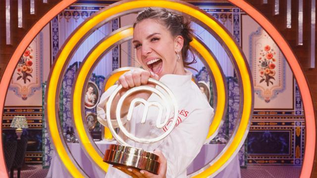 Inés Hernand posa con el trofeo que le acredita como ganadora de la novena edición de 'MasterChef Celebrity'