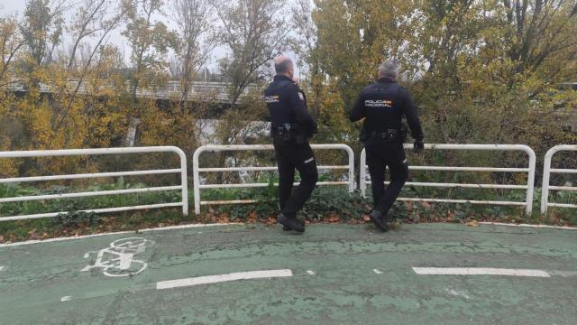 Una mujer se arroja al río Tormes desde el Puente Felipe VI de Salamanca: un amplio dispositivo está en la zona