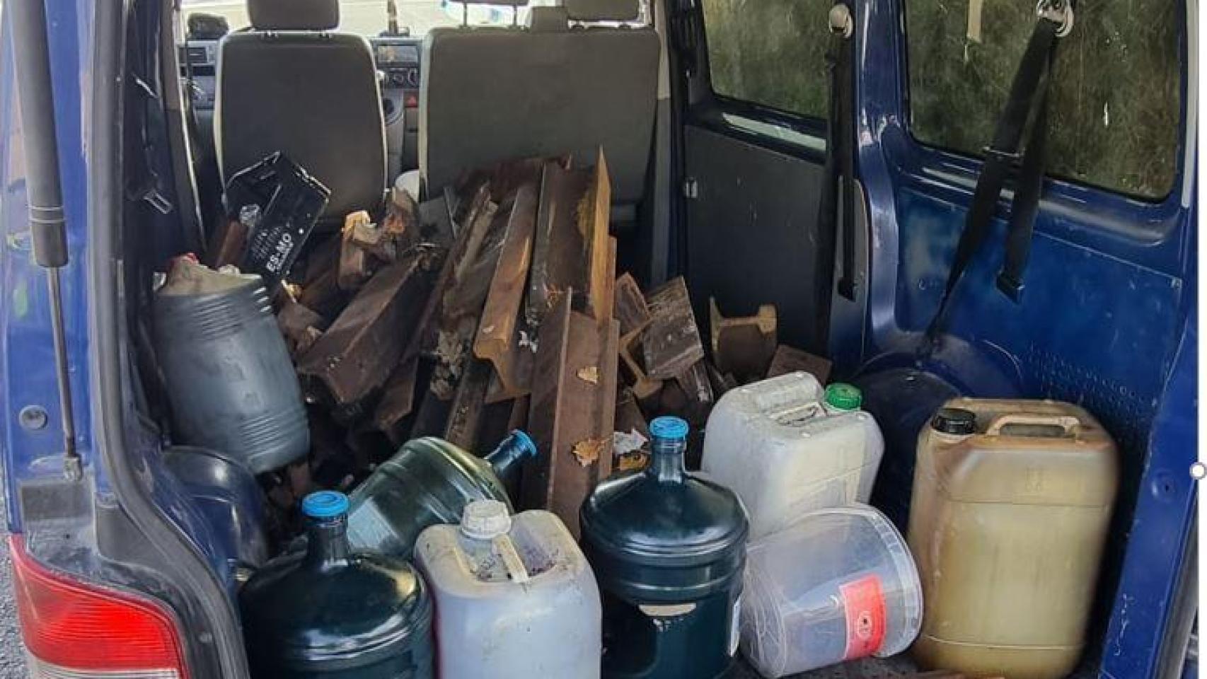 Los bidones confiscados por la Guardia Civil