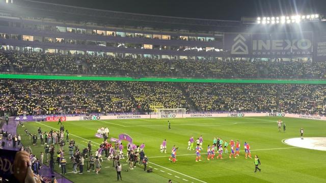 El sector norte del estadio José Zorrilla sacó miles de cartulinas amarillas de 'Ronaldo Go Home' al inicio del partido para protestar contra la gestión del mandatario brasileño