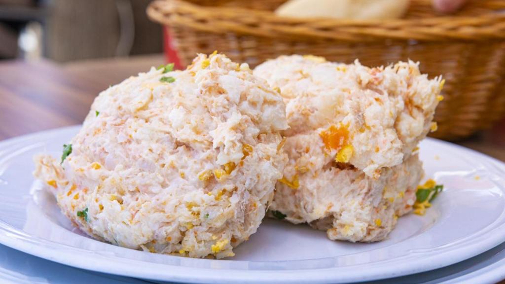 Un plato de ensaladilla rusa.