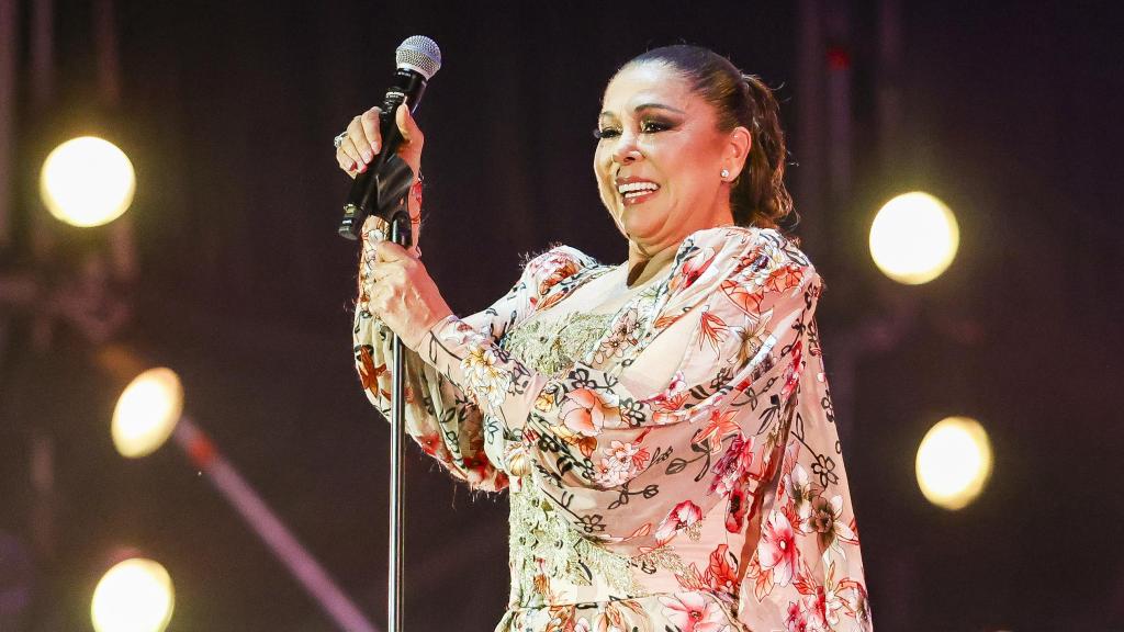 Isabel Pantoja  durante un concierto en Valencia el pasado septiembre.