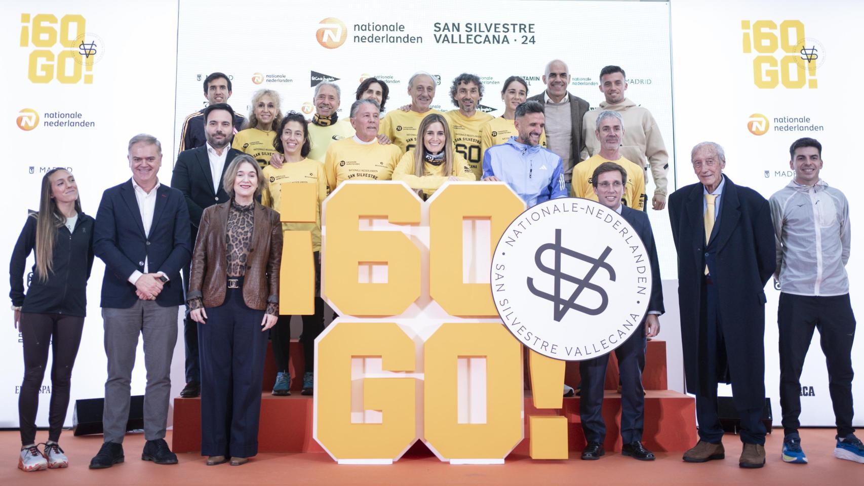 Antonio Sabugueiro y José Luis Martínez-Almeida junto al resto de participantes en la presentación de la San Silvestre Vallecana 2024