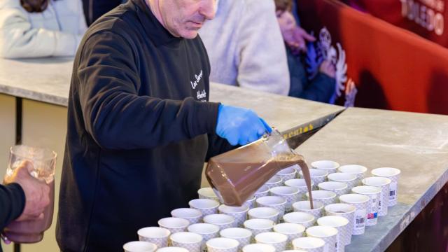 Una persona trabajando en una chocolatería en Toledo.