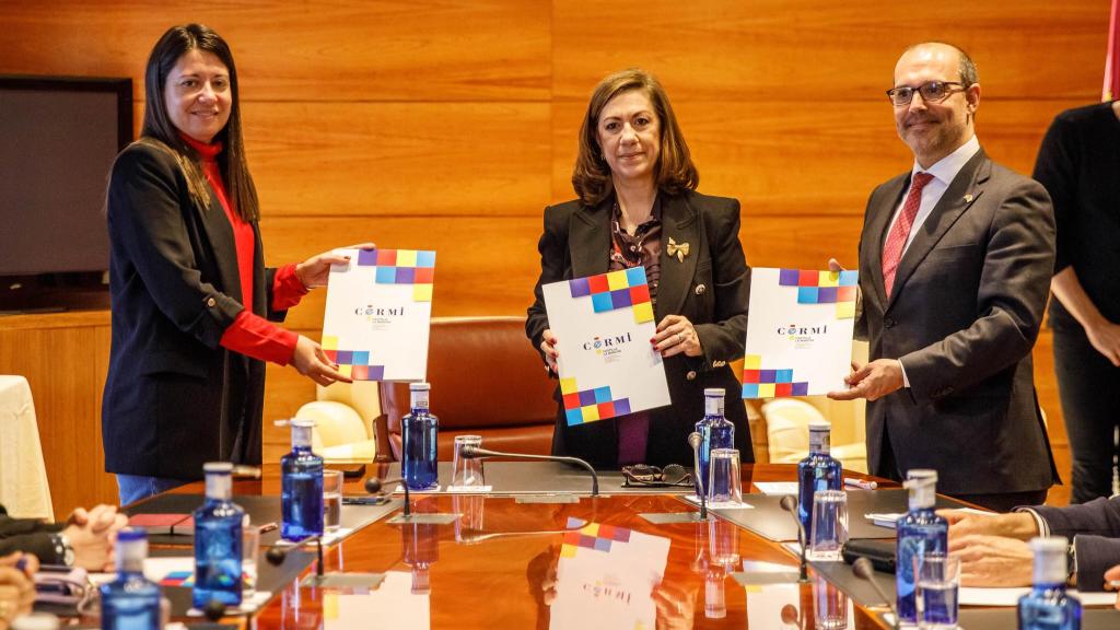 La consejera de Bienestar Social, Bárbara García Torijano ;la presidenta de CERMI CLM; y el presidente de las Cortes, Pablo Bellido.