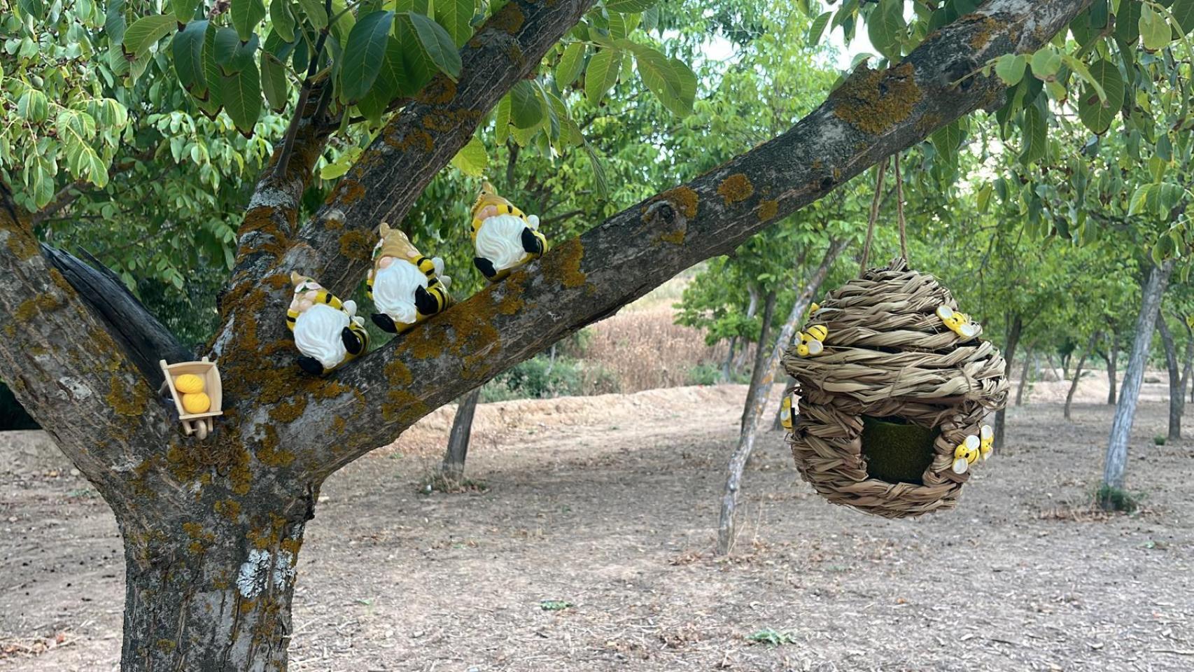 Los gnomos no dejan de instalarse en el parque de Los Nogales de Quer.