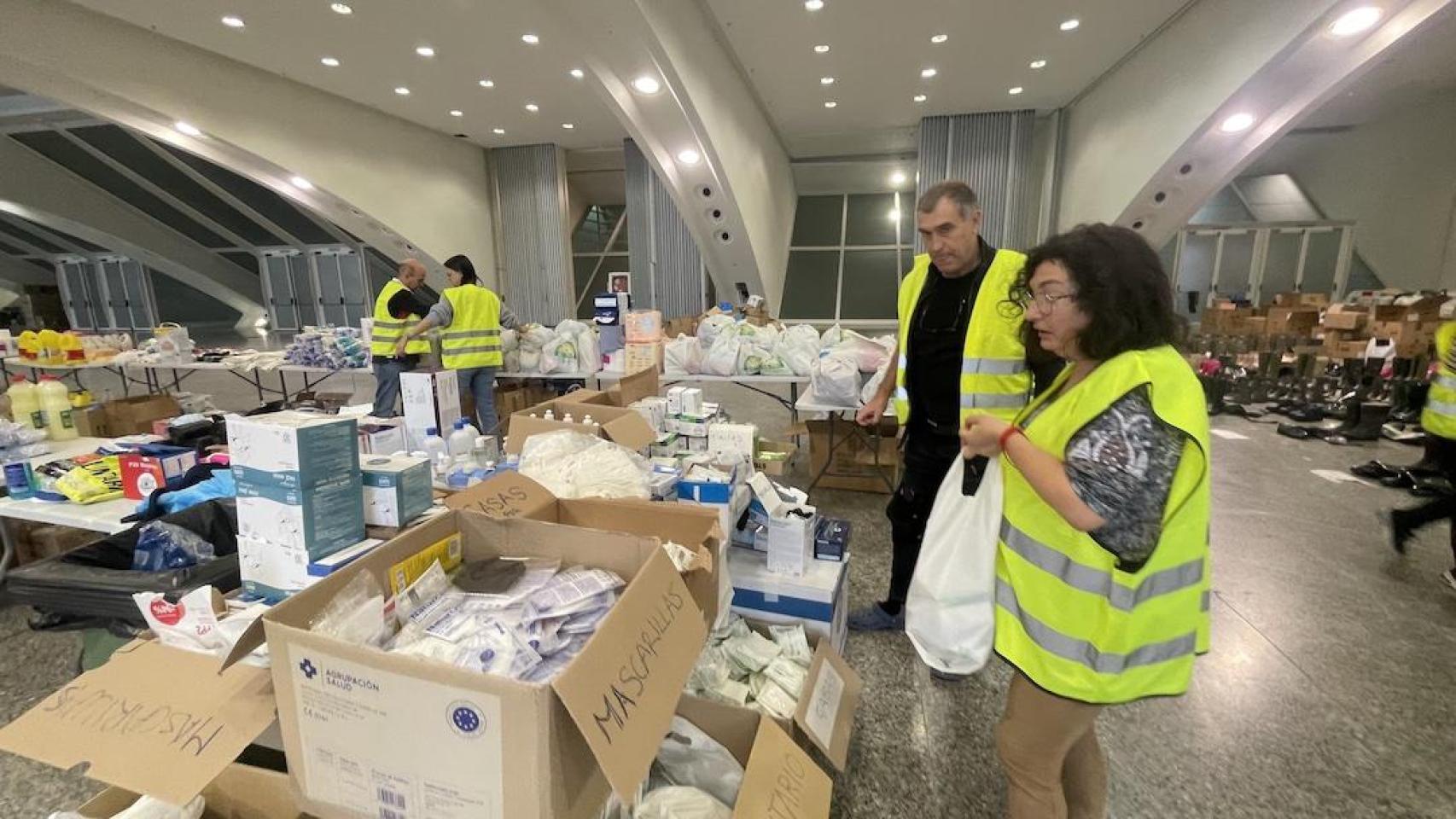 Un equipo de voluntarios en la base organiza todo el material.