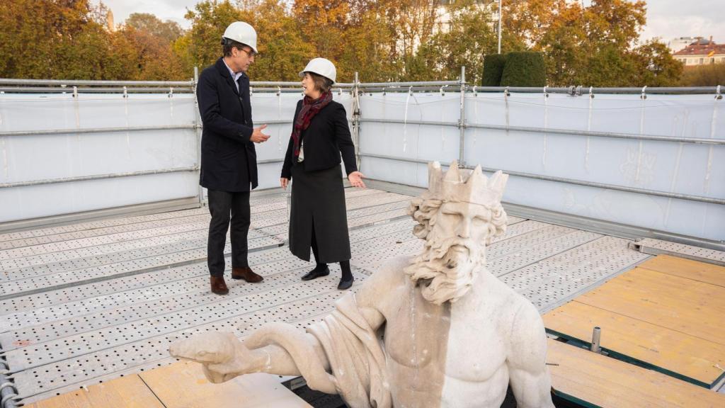 Juan Alonso Lomás, de L'Oréal y Marta Rivera de la Cruz, delegada de cultura del ayuntamiento de Madrid visitando Neptuno.