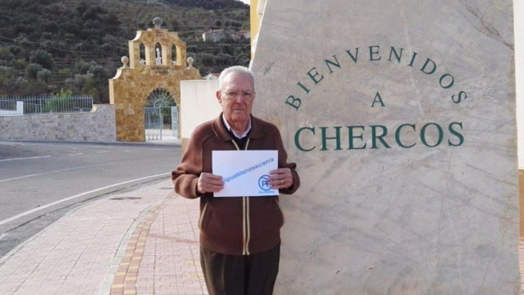 José Torres (PP), en la entrada de Chercos, el municipio que gobierna desde hace tres décadas.