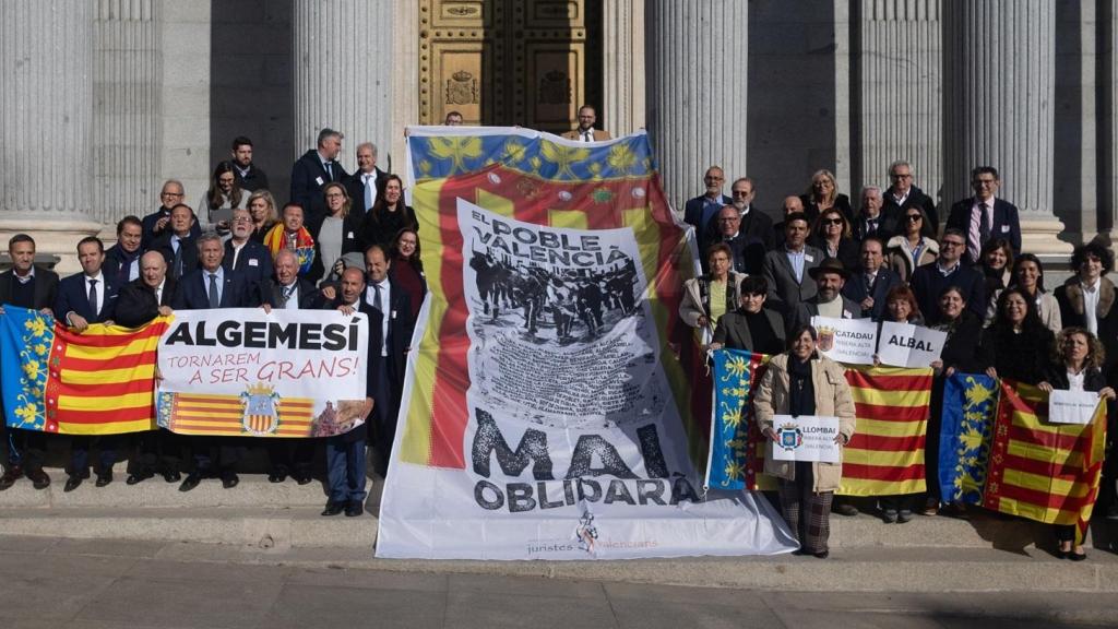 Alcaldes y miembros de distintas administraciones valencianas, en la concentración de este martes a las puertas del Congreso.