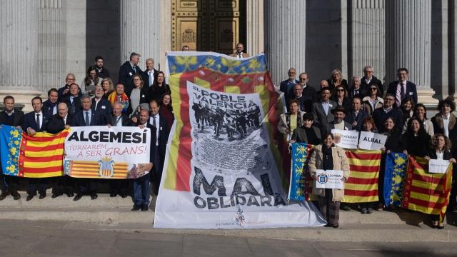 Alcaldes y miembros del Gobierno de Valencia durante la concentración Actuaciones para la recuperación de la sociedad valenciana tras la DANA, en el Congreso de los Diputados.