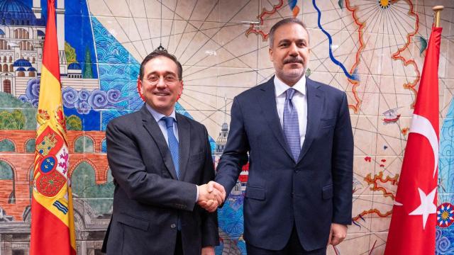 José Manuel Albares junto al ministro de Exteriores de Turquía, Hakan Fidan, este martes en la sede de la OTAN, en Bruselas.