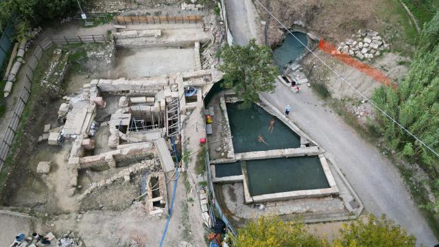 Vista área del yacimiento etrusco-romano. En la zona aún se conservan piscinas de agua termal usadas por los visitantes.