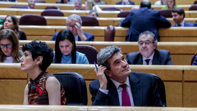 Elma Sáiz, ministra de Inclusión, Seguridad Social y Migraciones, y José Luis Escrivá, su predecesor y actual gobernador del Banco de España.