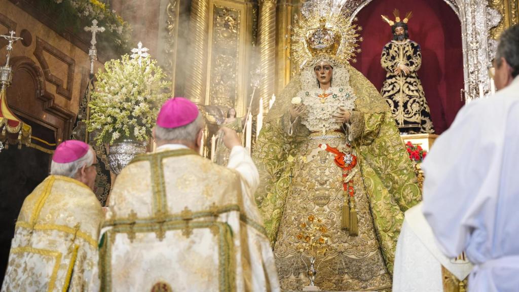 La Virgen de la Macarena recibe la Rosa de Oro, máxima condecoración otorgada por el Papa, en un acto previo a la Magna.