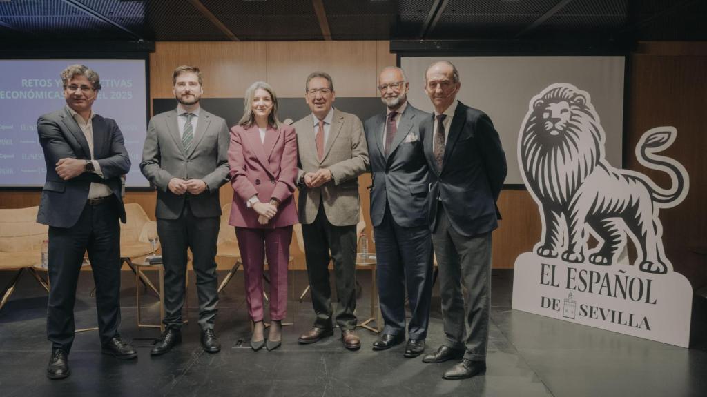 Antonio Pulido, con los ponentes y la moderadora del foro.