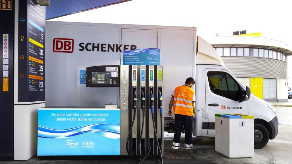 Un camión DB Schenker repostando combustible renovable de Repsol