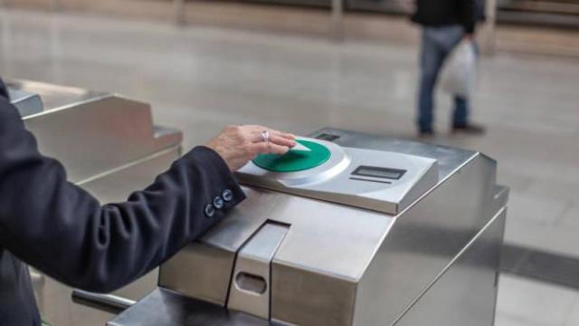 Una persona utilizando su Abono Transporte de Madrid.