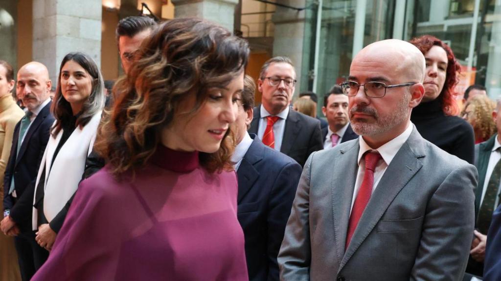 La presidenta de la Comunidad de Madrid, Isabel Díaz Ayuso, y el delegado del Gobierno en la Comunidad de Madrid, Francisco Martín, durante el acto conmemorativo de celebración del 46º aniversario de la Constitución Española en la Real Casa de Correos.