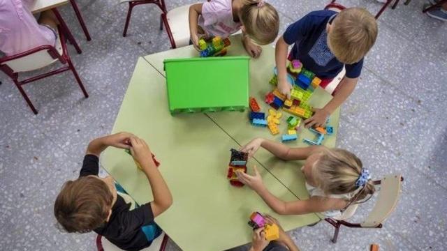 Varios niños juegan en el colegio en una foto de archivo.