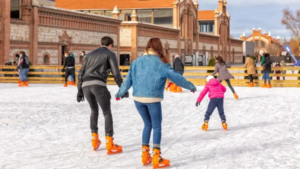 Una familia disfrutando de la pista de hielo de Madrid en Matadero.