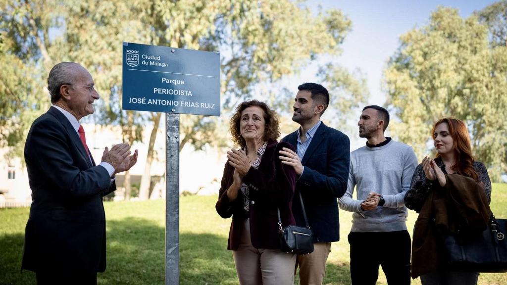 Inauguración de la placa en homenaje a José Antonio Frías Ruiz.