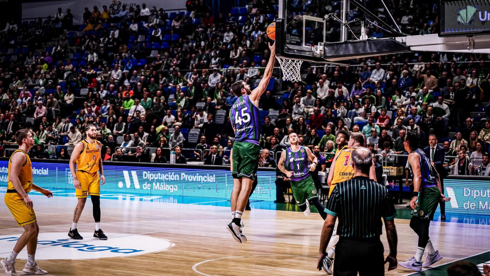 David Kravish anota una canasta del Unicaja contra Filou Ostende