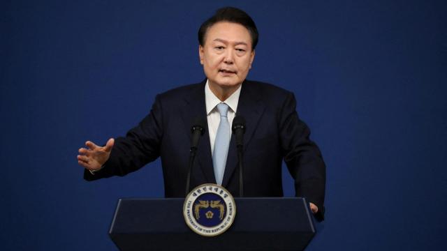 El presidente de Corea del Sur declara la ley marcial.