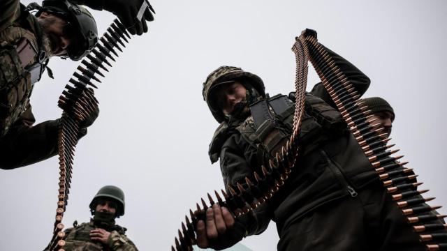 Los militares ucranianos cargan cartuchos en una pista de ametralladoras durante un ejercicio en la región de Donetsk.