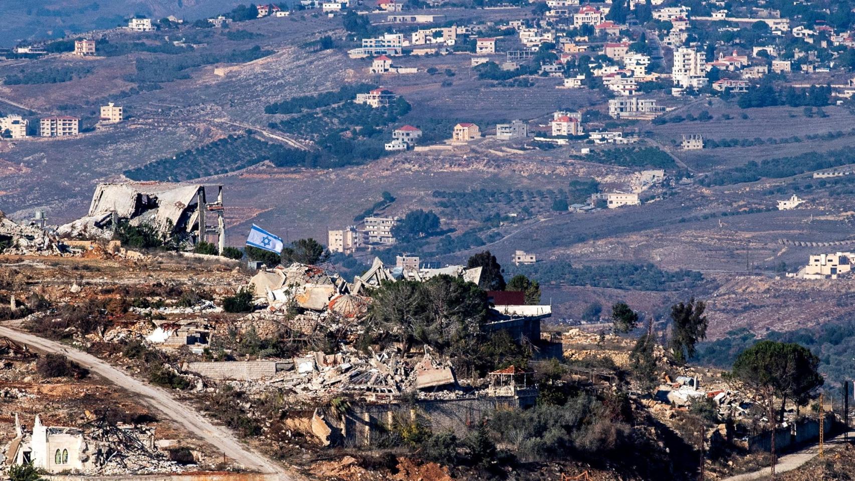 Una bandera israelí en un pueblo del sur de Líbano.