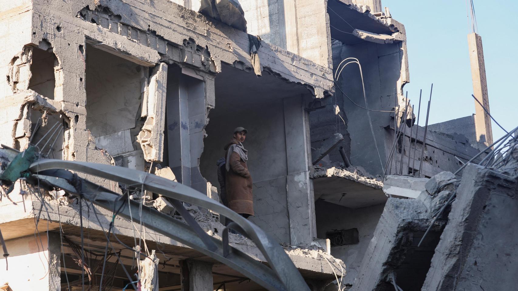 Un palestino en una casa atacada por Israel en Nuseirat, en el centro de la Franja de Gaza el pasado 1 de diciembre.