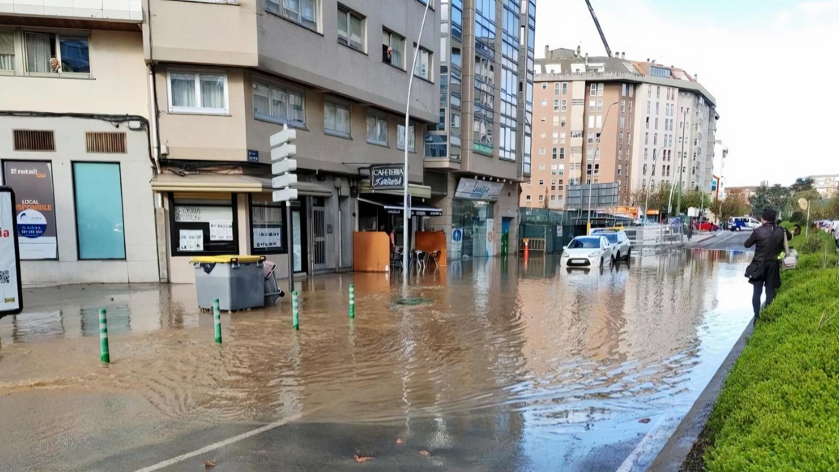 Inundación de la calle Caballeros ayer en A Coruña