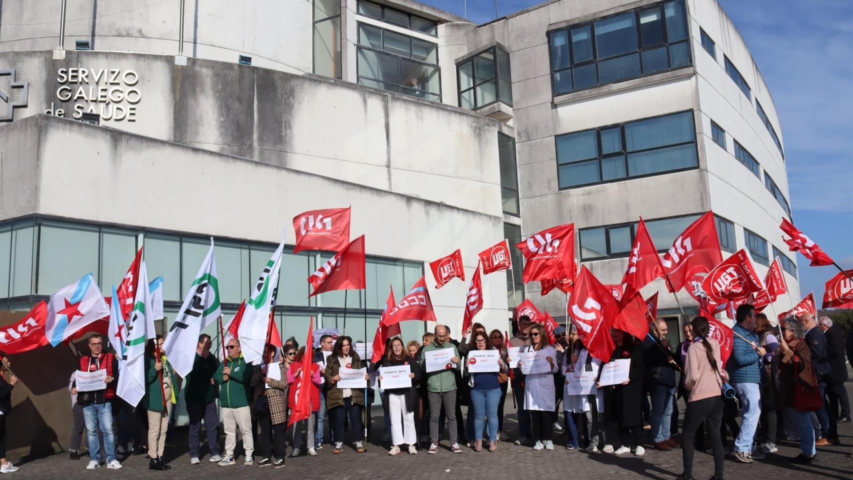 Protesta de CIG, CSIF, CCOO y UGT ante la Consellería de Sanidade, en Santiago en foto de archivo.