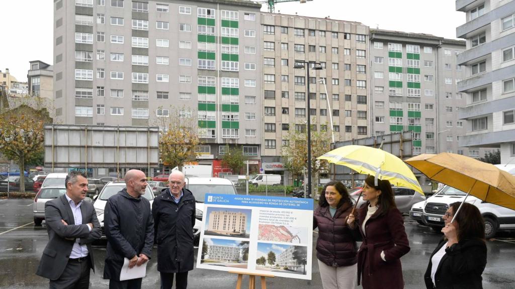 Presentación de una de las construcciones con ayudas de la Xunta en la ronda de Outeiro.