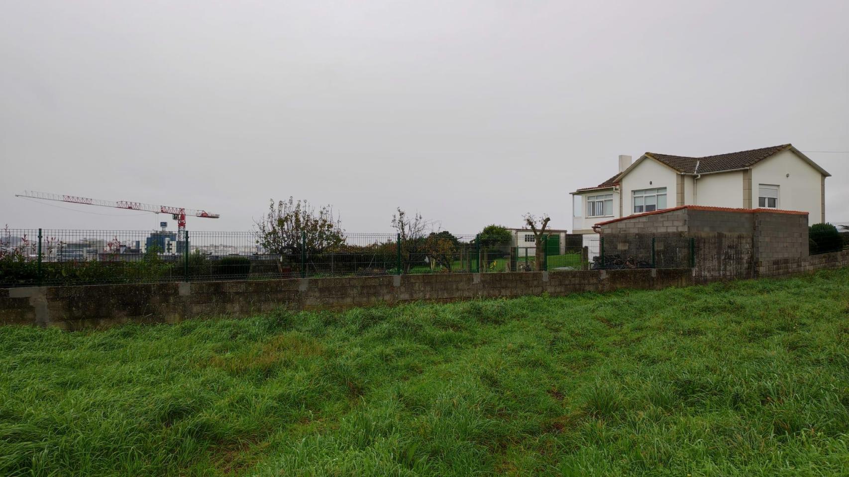 Una vivienda en Monte Mero, con una grúa en Xuxán al fondo.