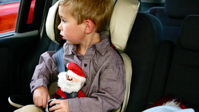 Un niño viaja en un coche