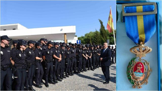 El alcalde de Algeciras, José Ignacio Landaluce, con agentes de la Policía Nacional en prácticas.