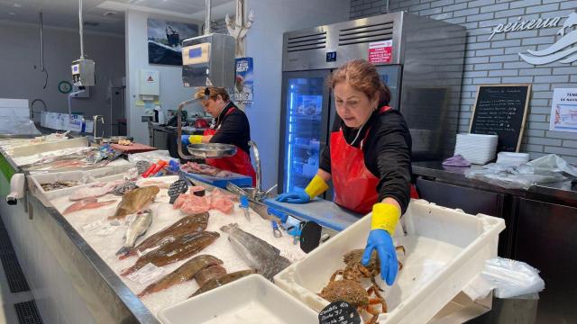 Dos trabajadoras de la plaza del Mercado do Progreso, en Vigo.