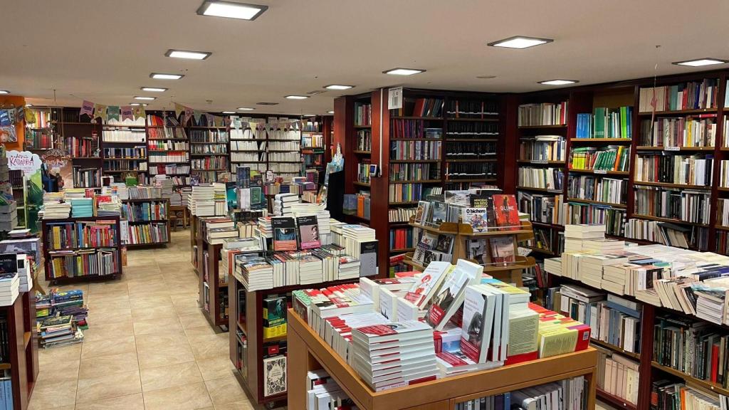 Interior de la librería Librouro, en Vigo.