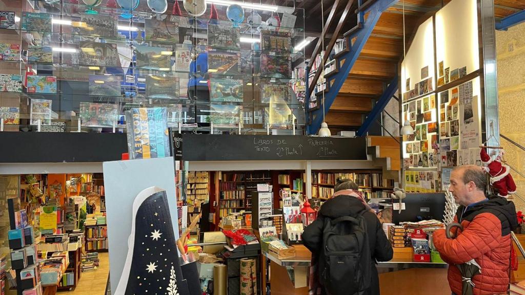 Interior de la librería Librouro, en Vigo.