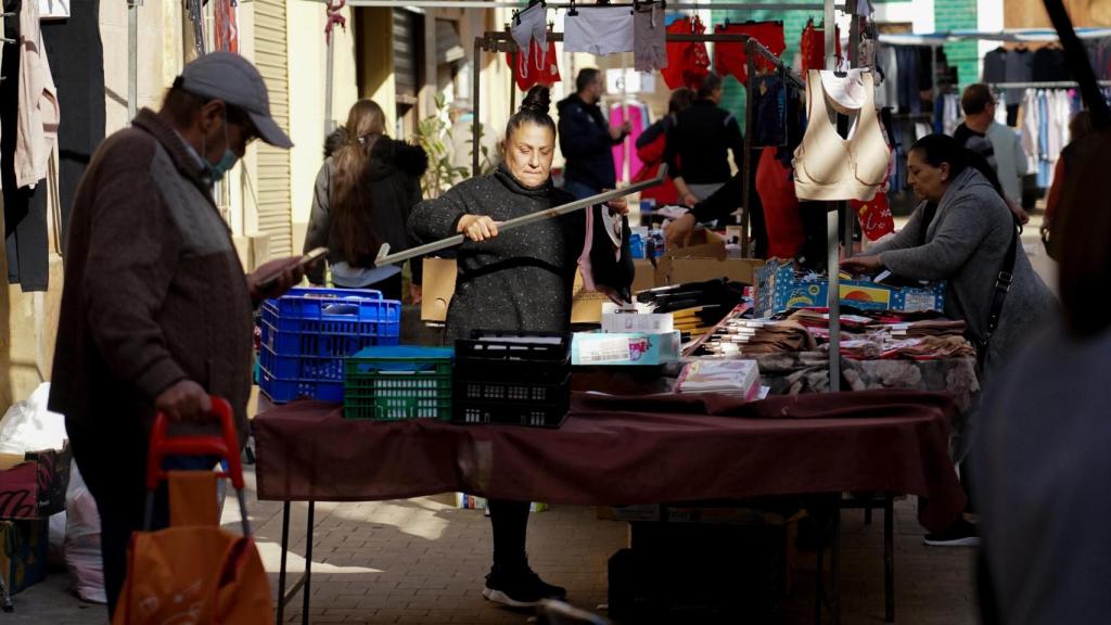 Vendedores y clientes en el mercadillo ambulante de Paiporta (Valencia), a 2 de diciembre, en su primera reapertura tras la DANA.