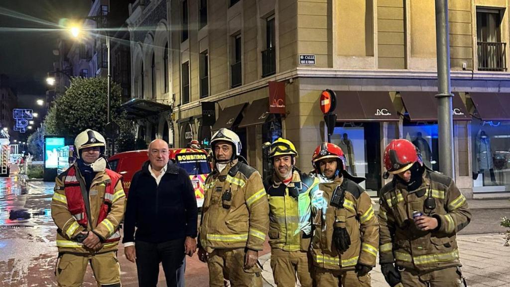 El alcalde ha estado presente desde primera hora en el incendio