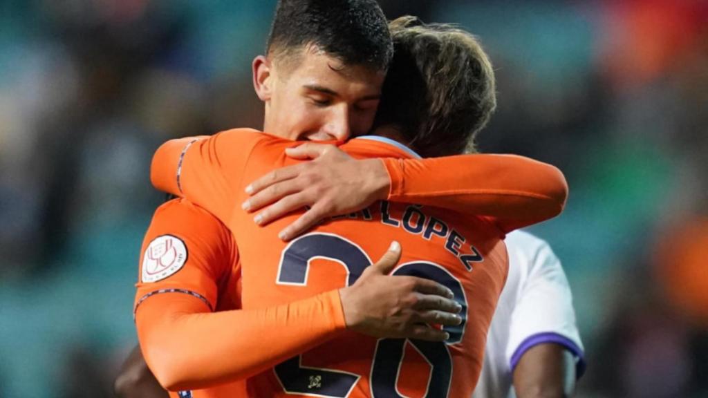 Carlos Domínguez y Fer López se abrazan tras un gol.