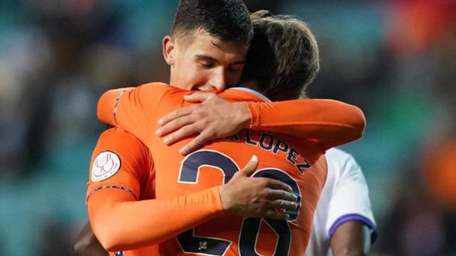 Carlos Domínguez y Fer López se abrazan tras un gol.