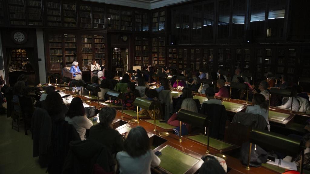 La sala del Ateneo se llenó de mujeres que no quisieron perderse la ocasión.