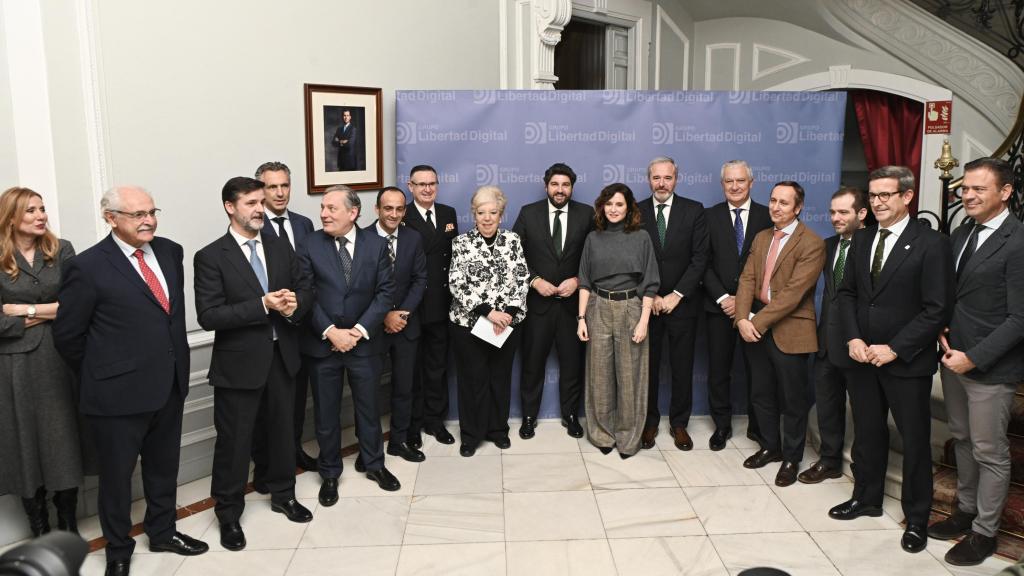 Fernando López Miras posa junto a Isabel Díaz Ayuso y otros asistentes al primer Foro ‘Liberdefensa’.