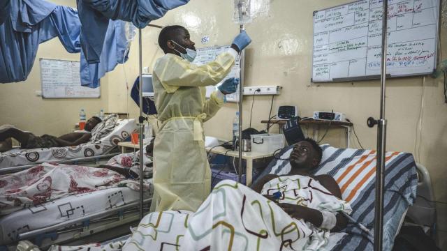 Imagen de archivo de varios pacientes en un hospital de la República Democrática del Congo.