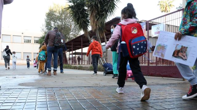 Un grupo de niños entrando al colegio.